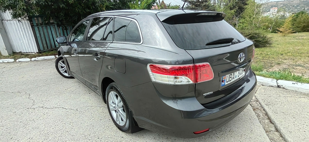 Toyota Avensis foto 2