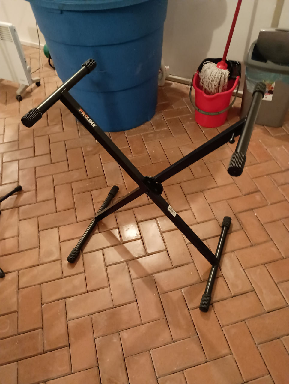 Gretsch guitar, microphone stands, keyboard stand foto 9