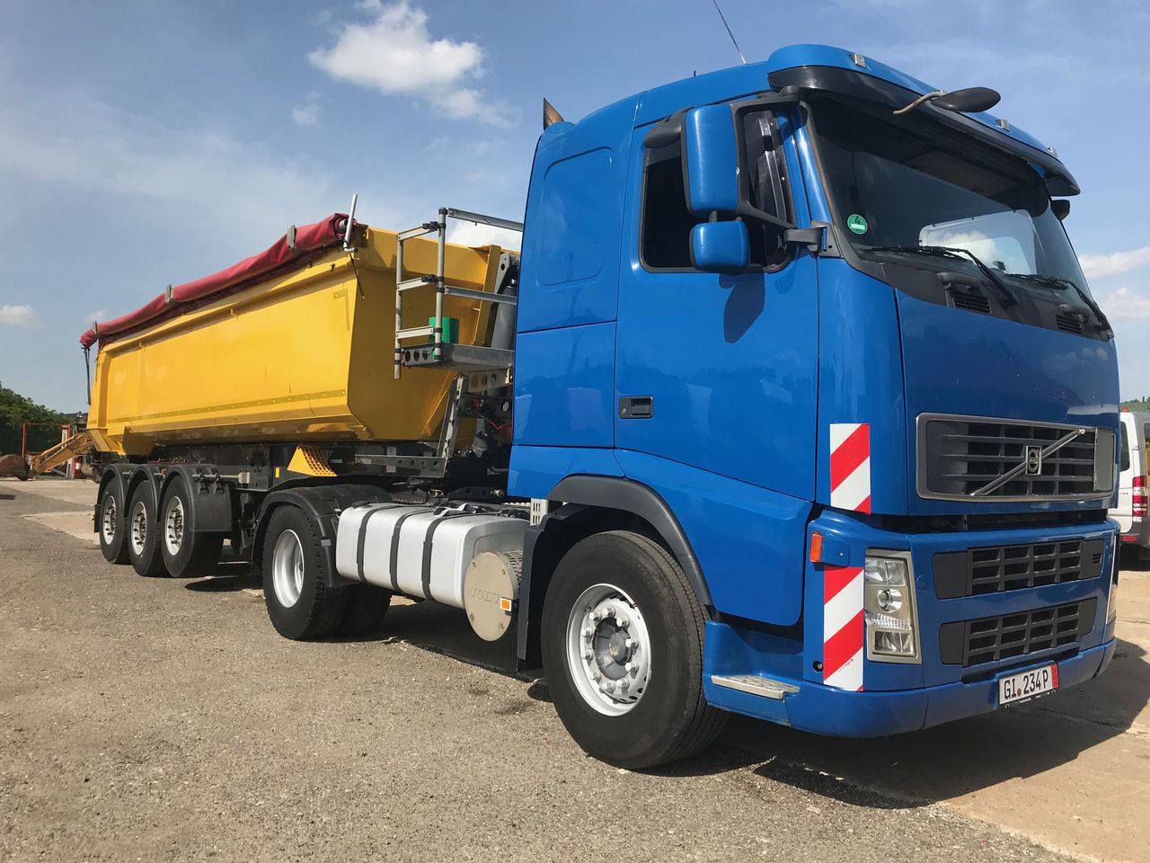 Грузовики бу ру. Корейский самосвал Volvo FH 440. Молдова грузовик. Фура в Молдавии. Грузовой автомобиль 870 000 рубле.