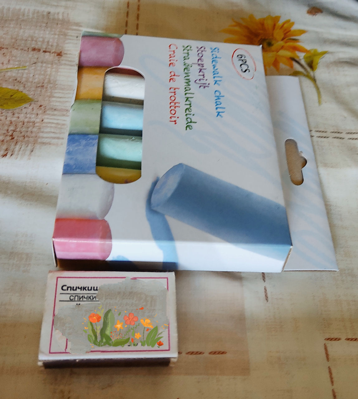 Разноцветный мел 6 штук.