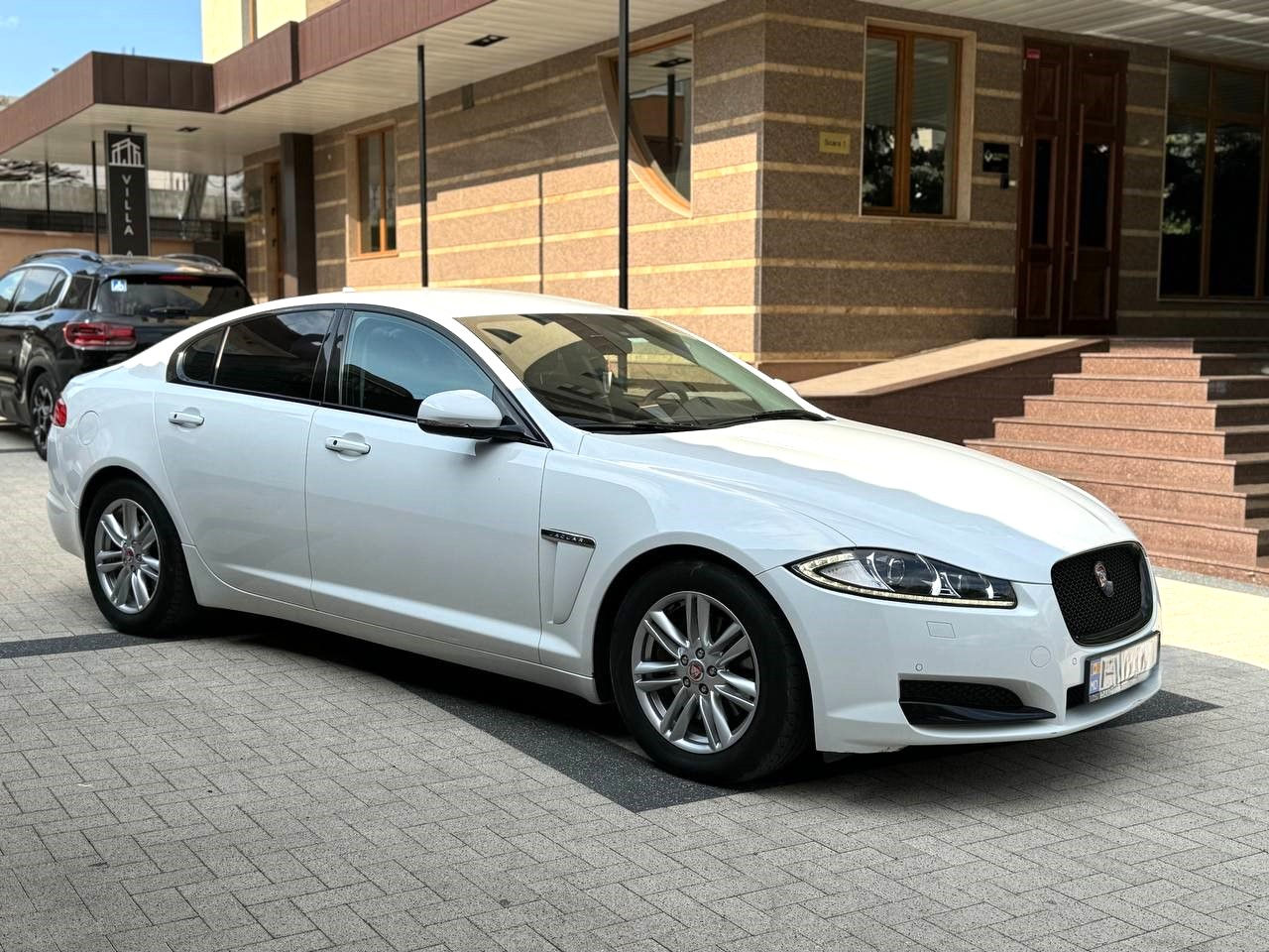 Jaguar XF фото 2