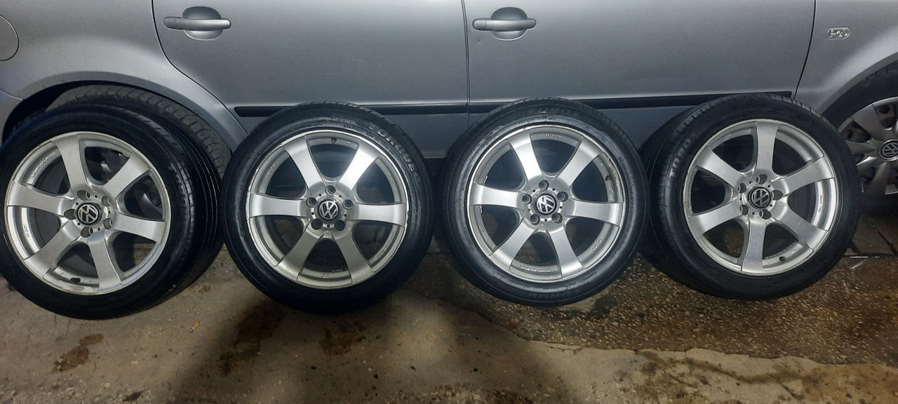 4  roţi r 17 (diskuri 5/112 cu scaturi de vară 245/45 R 17). volkswagen. 5/112. foto 1