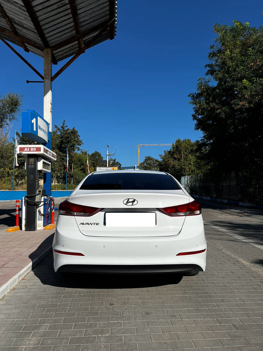 Hyundai Elantra фото 1