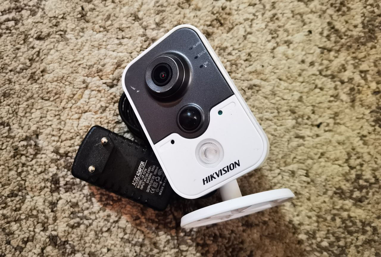 Camera HIKVISION DS-2CD2432F-IW Cu Wi-Fi, cartela de memorie. Perfect ...