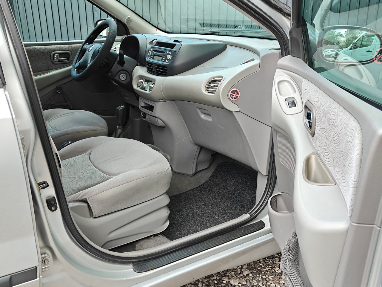 Nissan Almera Tino foto 9