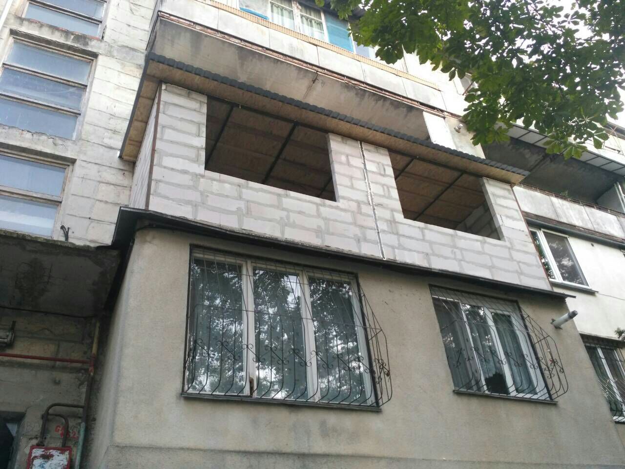 Балконы в старых домах ремонт, кладка, евро балкон под ключ, стеклопакеты, расширение и тд фото 0
