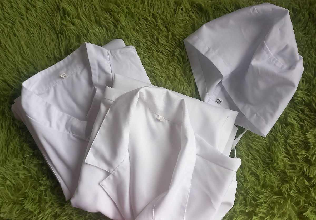 De vânzare 2 halate medicale + bonetă. Buiucani sau centru foto 0