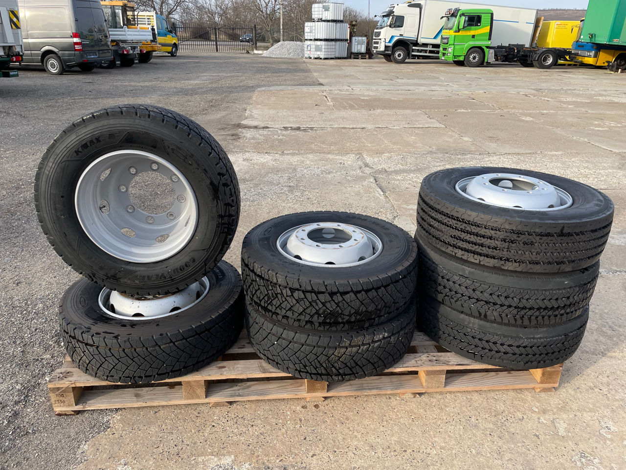 Goodyear 265/ 70/ R19.5 foto 0