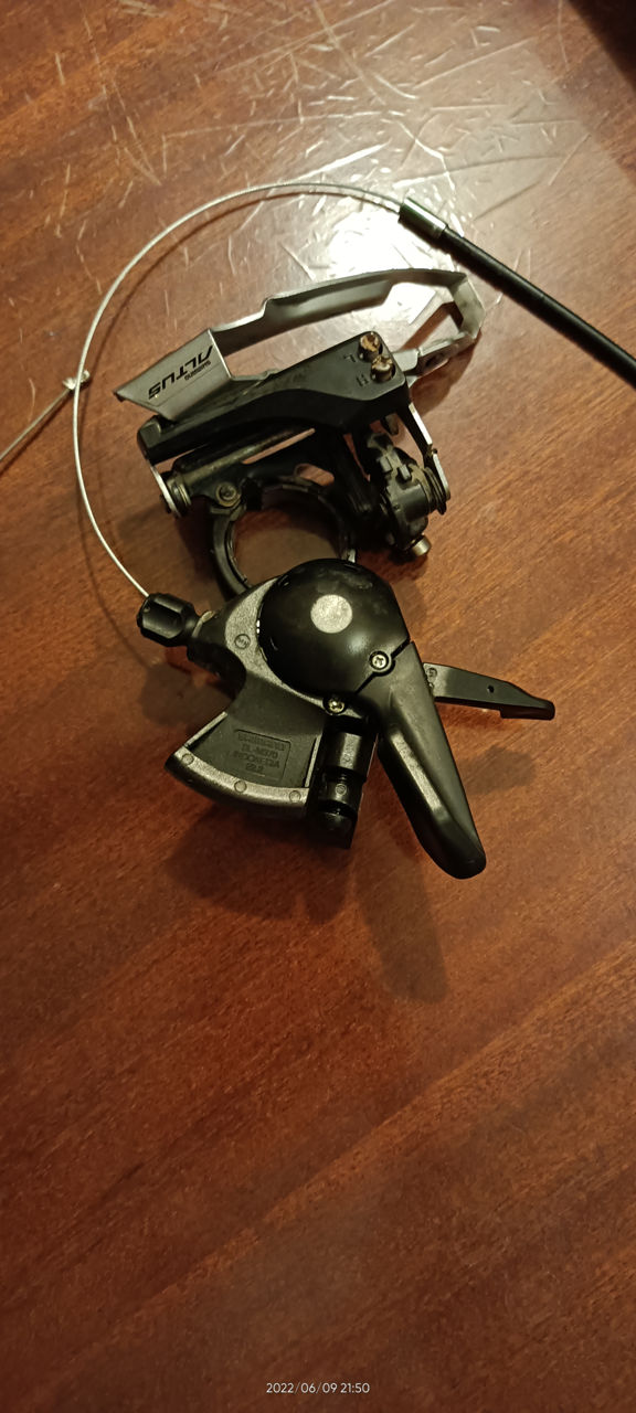 Передний переключатель Shimano Altus.