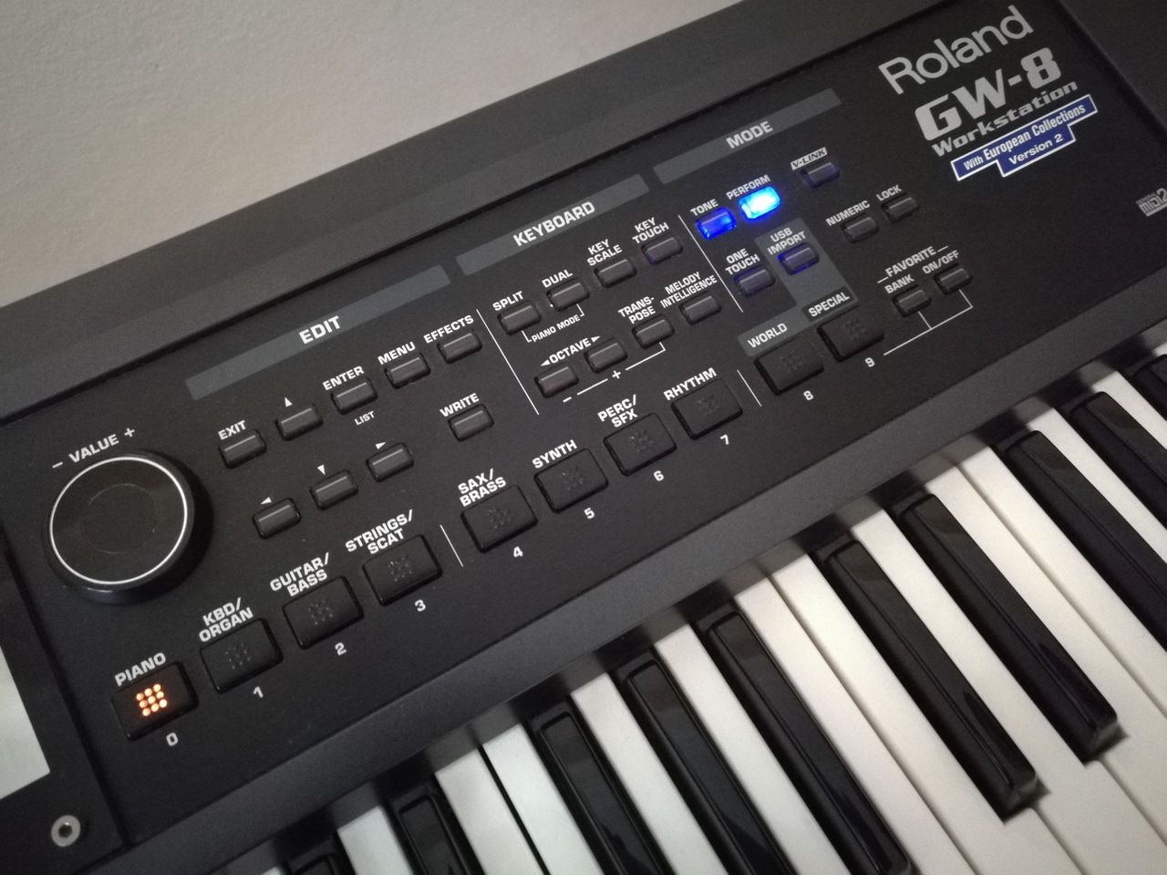 Roland GW8 Workstation.