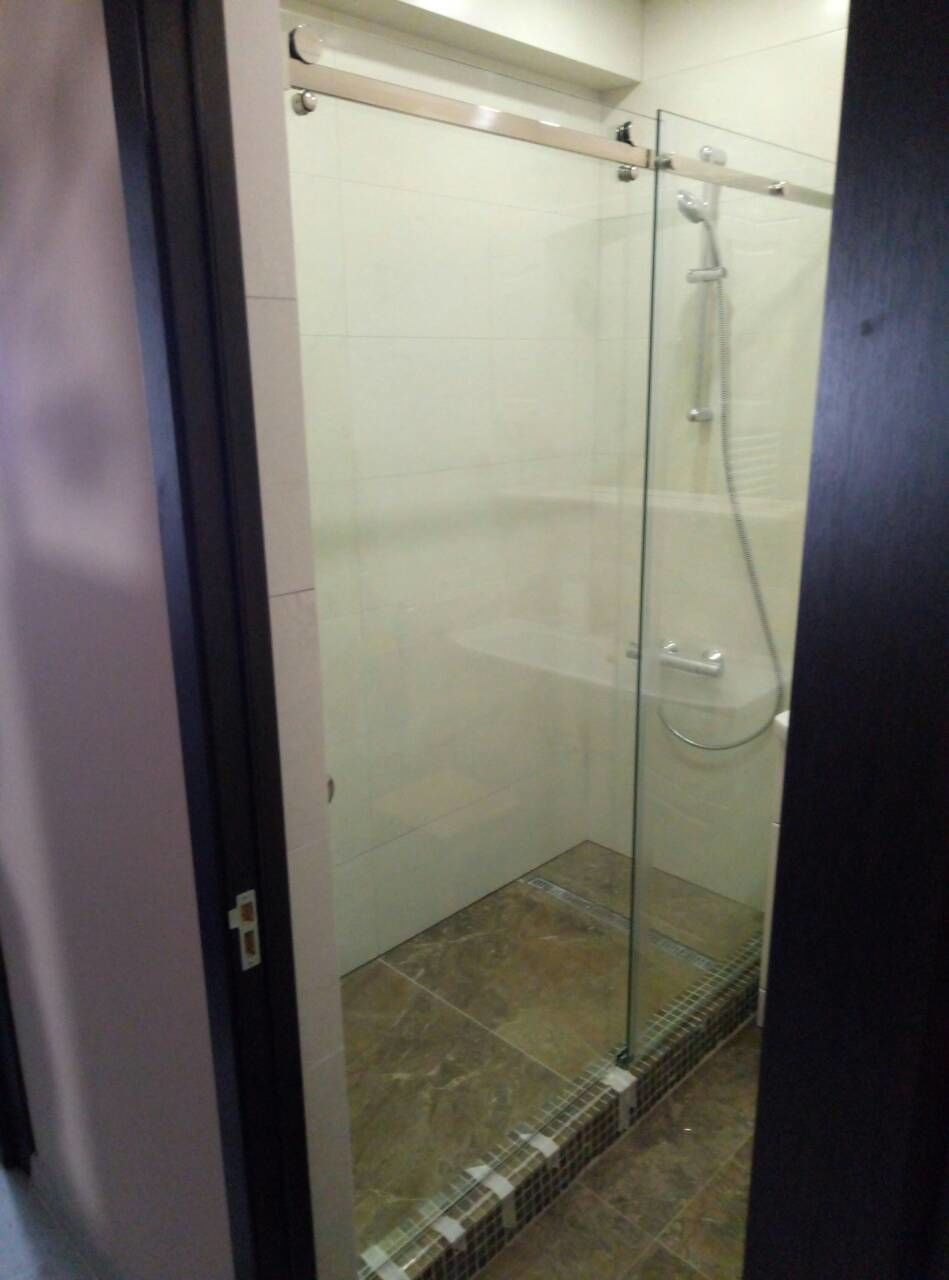 Cabina de dus cu  usi glisante din sticla calita foto 0