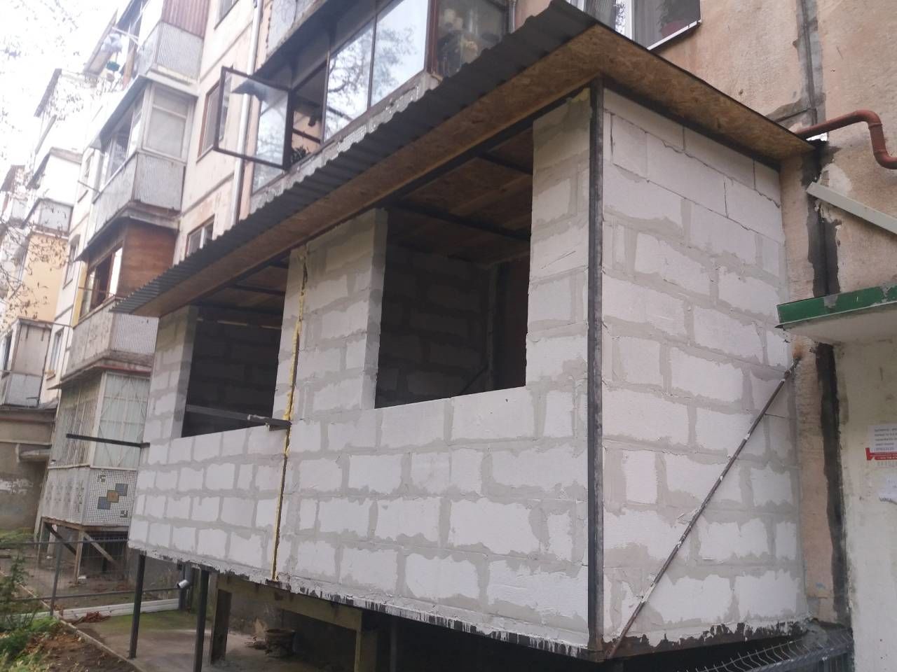Ремонт балконов, расширение любых серий, хрущёвка, кладка балконов из газоблоков, остекление фото 0