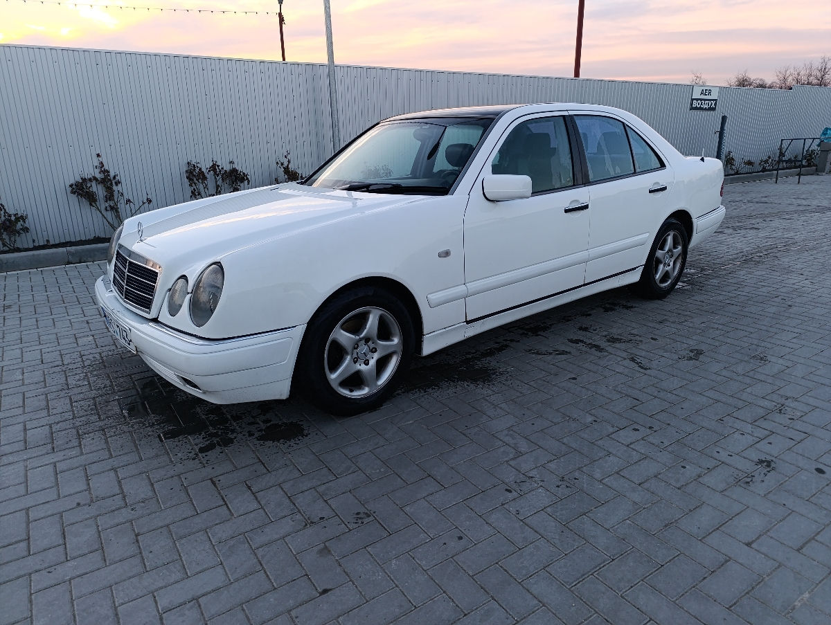 Mercedes E-Class foto 0