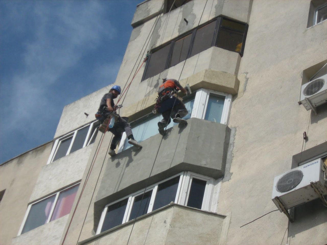 Герметизация балконов альпинистами