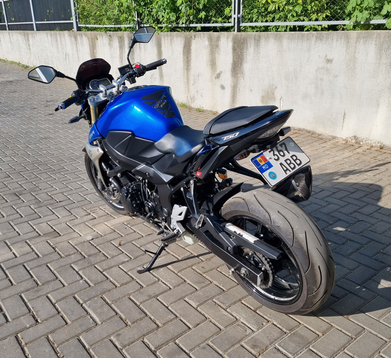 Suzuki GSR-750A foto 2