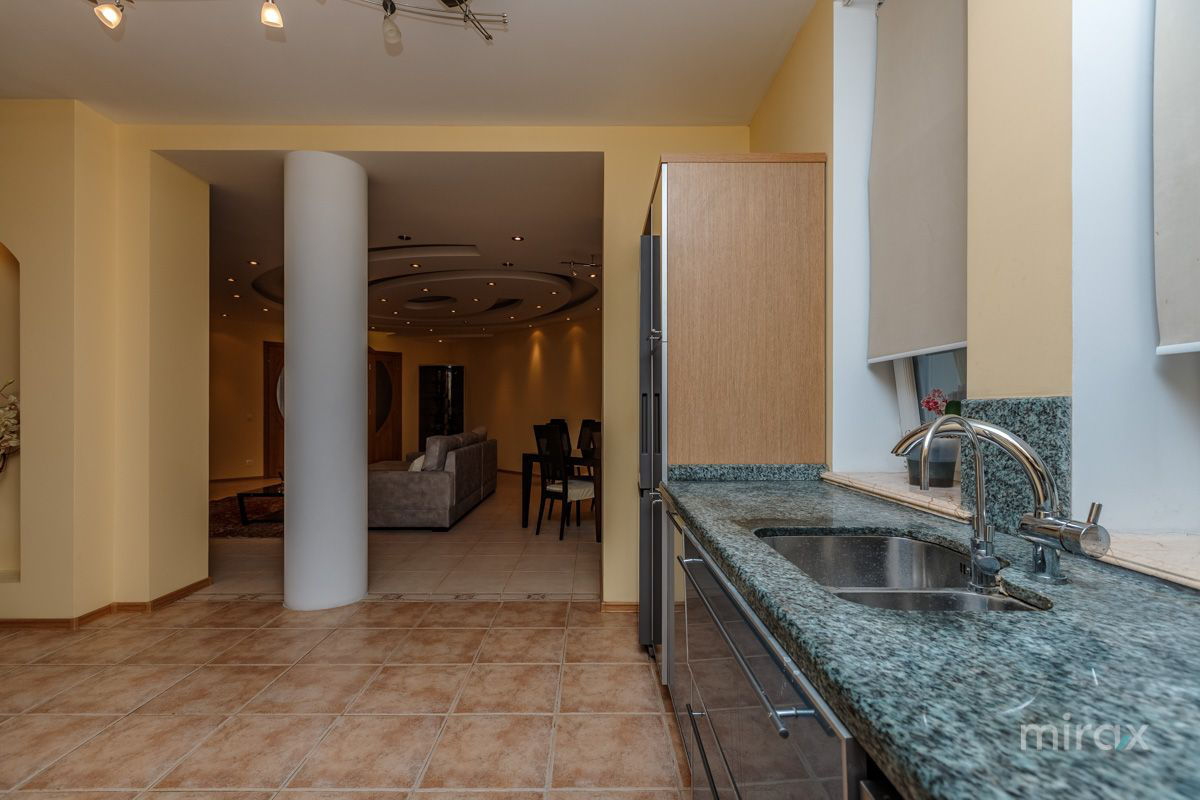 Apartament cu 3 camere, 180 m², Centru, Chișinău foto 2