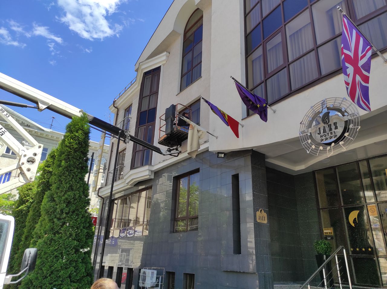 Spălam fatadele cladirilor, ferestre, litere in volum, la orice inaltime! foto 10