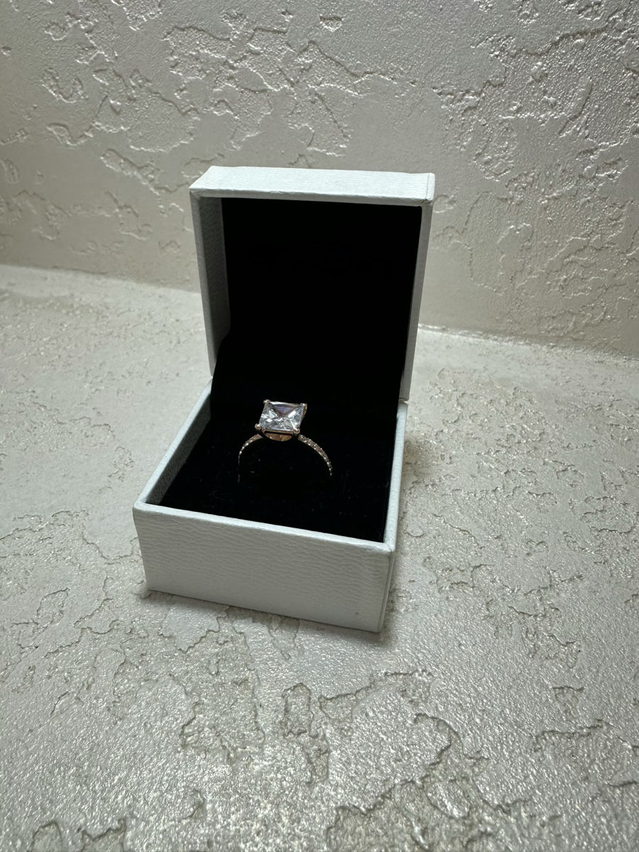 Se vinde inel de logodnă din aur cu piatră Princess