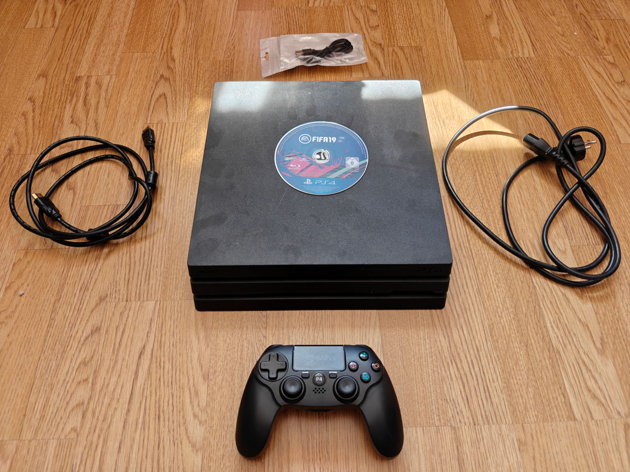 Sony PlayStation 4 Pro (PS4 Pro) + Fifa 19  foto 0