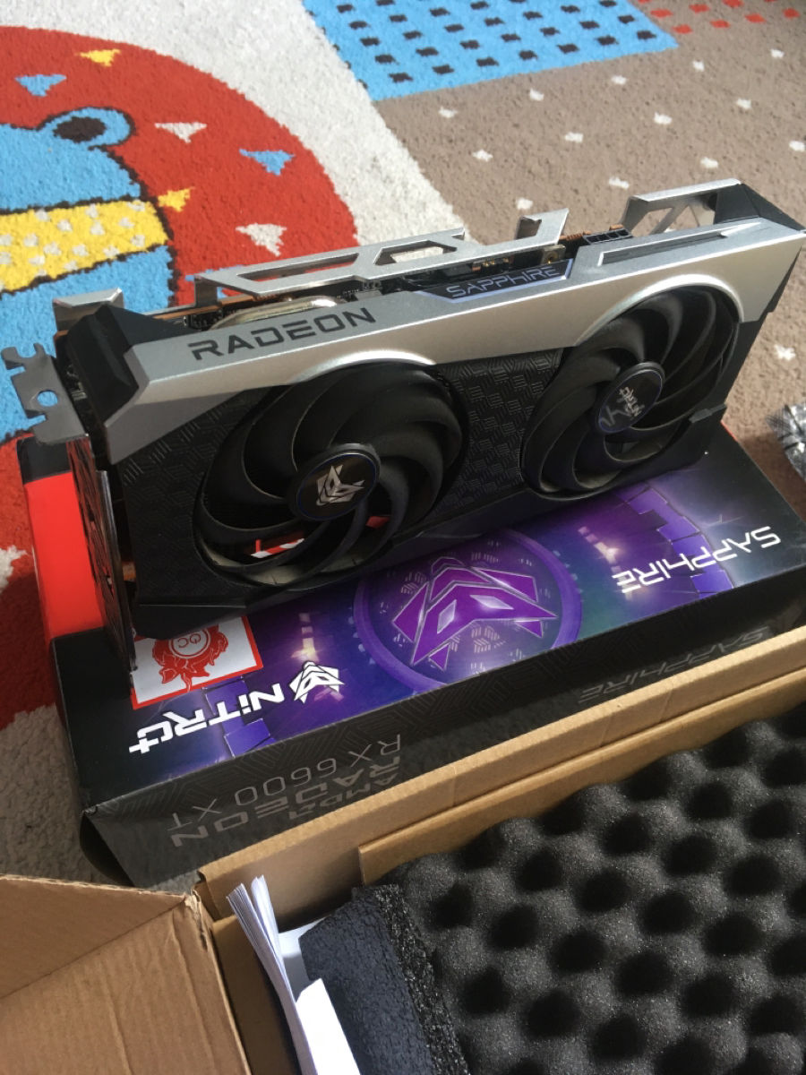 AMD RX 6600 XT foto 0