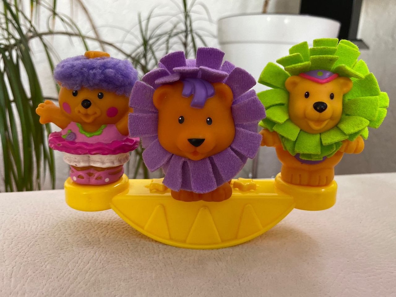 Игрушки разные, много.