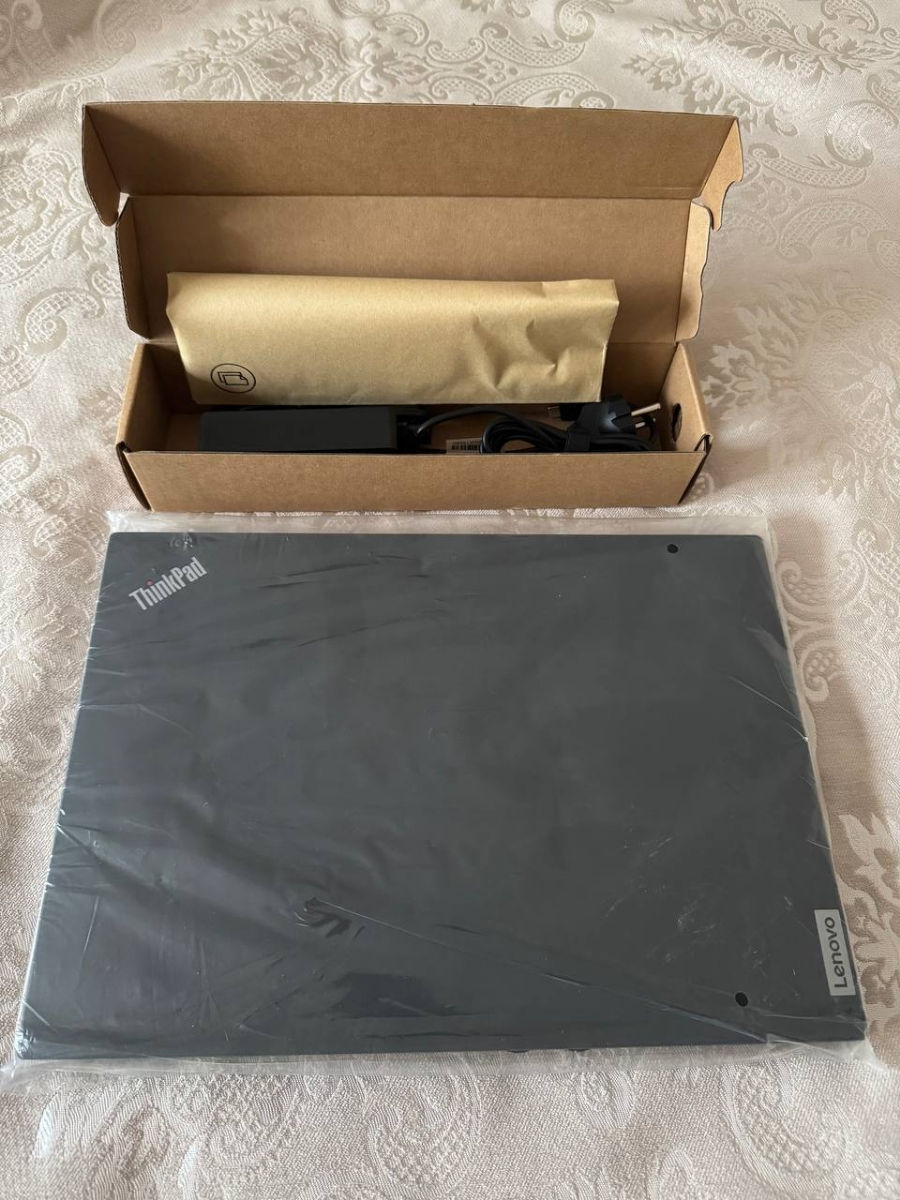 Ноутбук Lenovo ThinkPad T16 Gen1 Black 16.0" foto 0