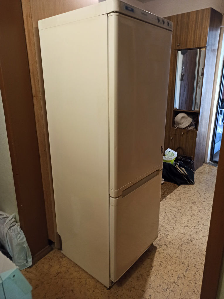 Холодильник "Zanussi" 2-камерный, 2-моторный. В идеальном состоянии