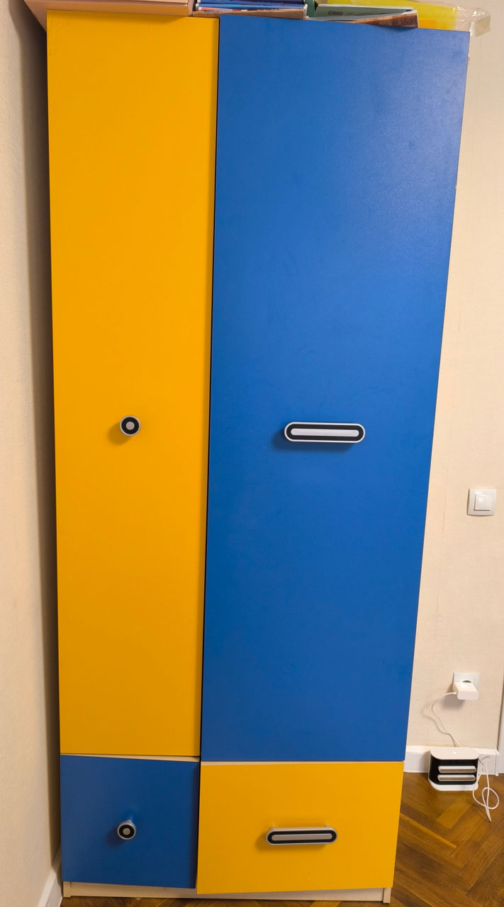 Mobila cameră copil (2 dulapuri+masă) foto 1