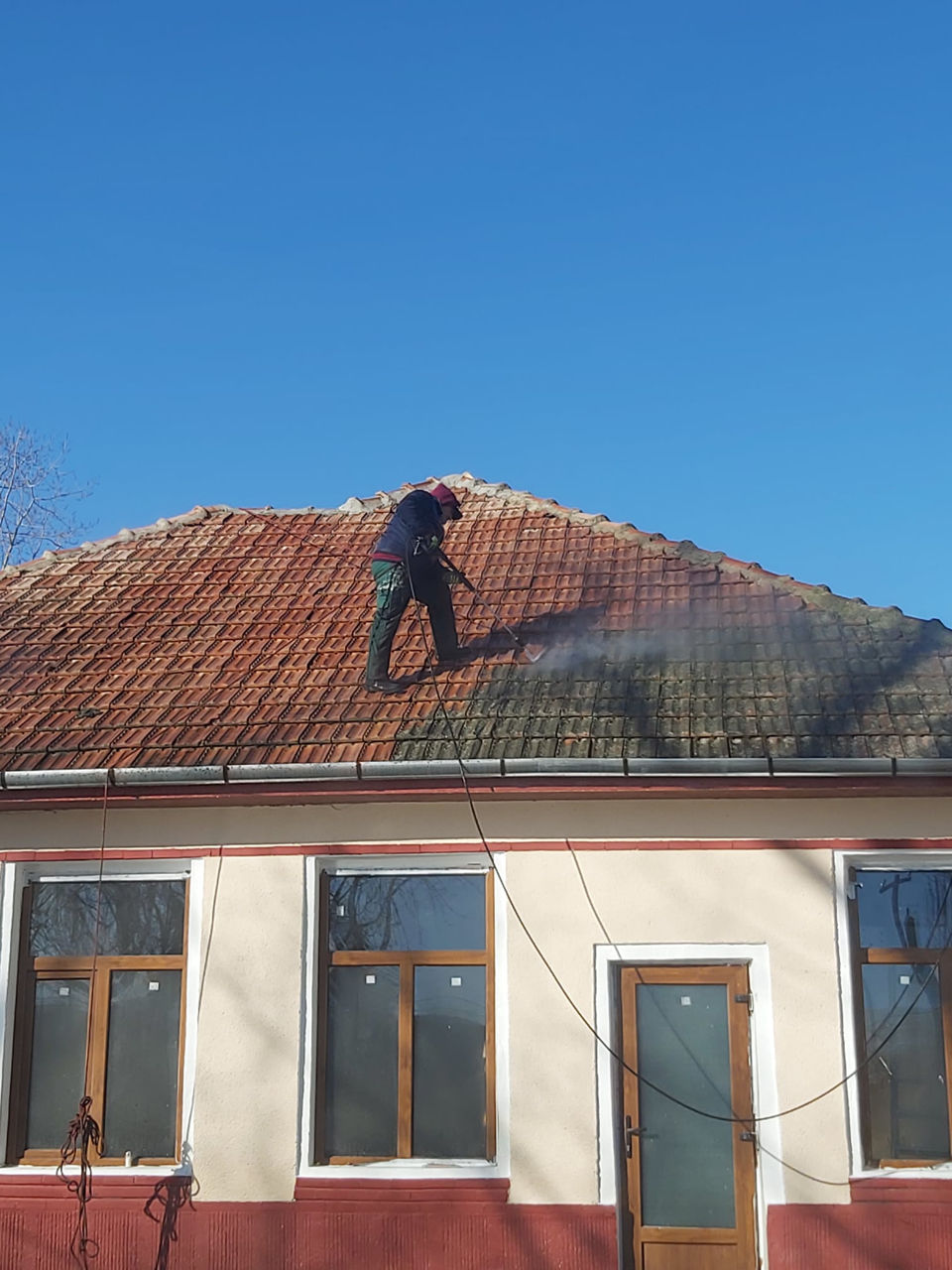 Curățare profesională a fațadelor, acoperișuri, trotuare, pavaje, curți, garduri, etc. foto 4