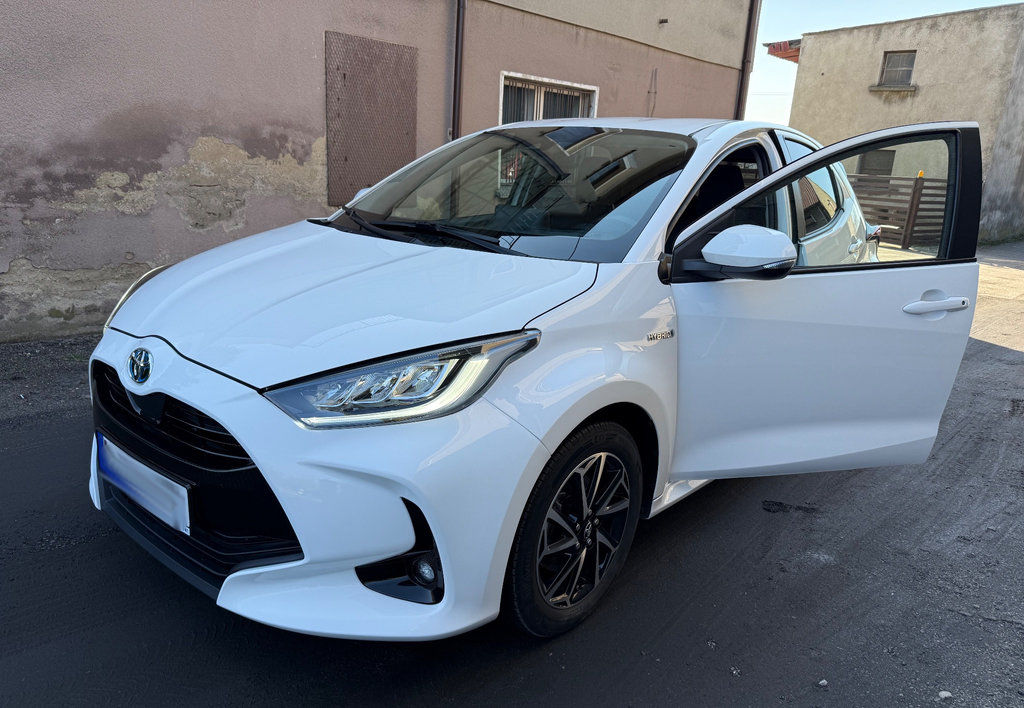 Toyota Yaris фото 1