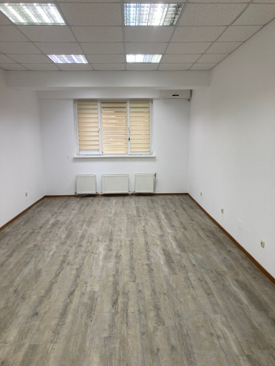 Ofer oficiu  în chirie,1/2 =250€,30m2 =500€,20 M2=400€ apă, aer condiționat,rolete,jaluzele,etajul 1 foto 2