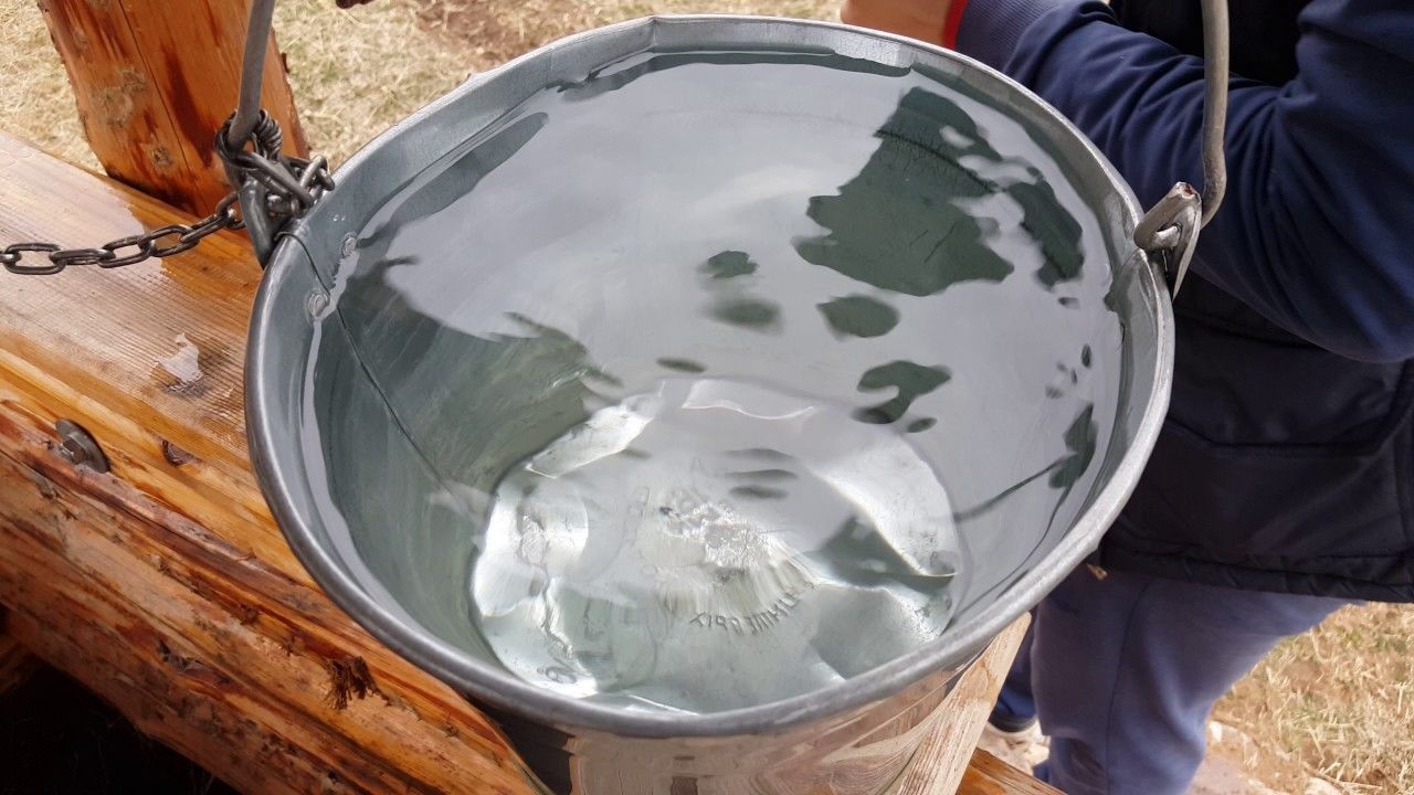 На какой ведре воду. Колодезная вода. Чистая вода в ведре. Колодец с чистой водой. Колодец ведро с водой.