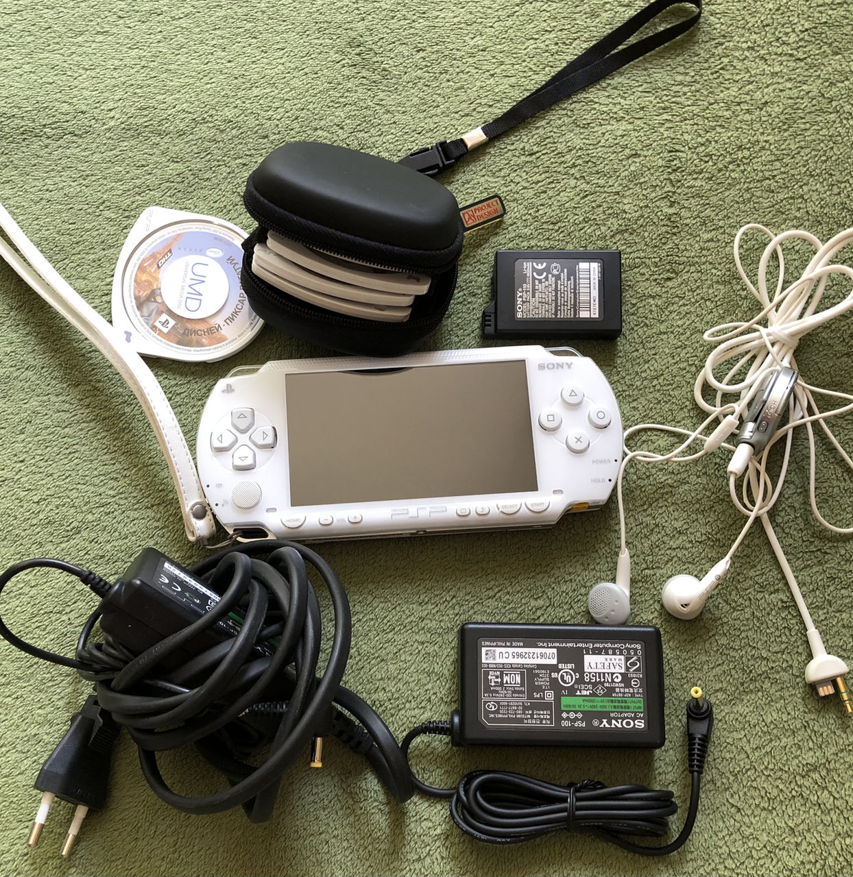 Новая игровая приставка Sony с дополнительными аксессуарами, играми и ...