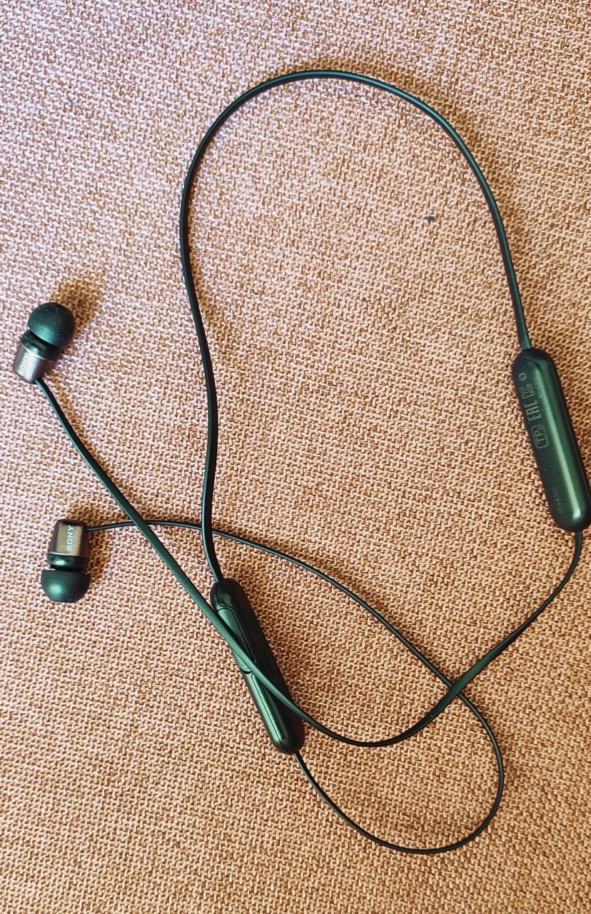 Вакуумные безпроводные наушники SONY