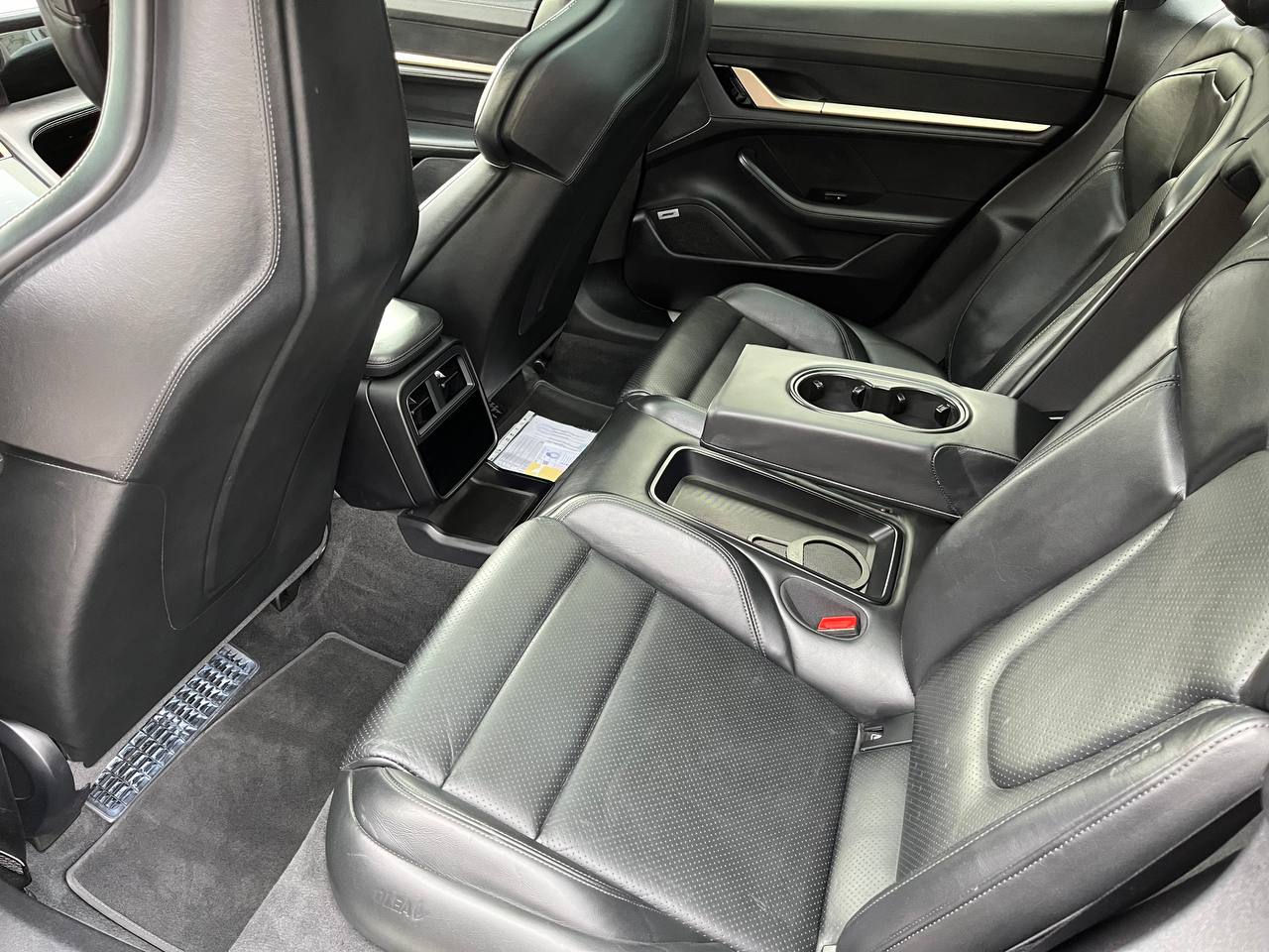 Porsche Taycan foto 17