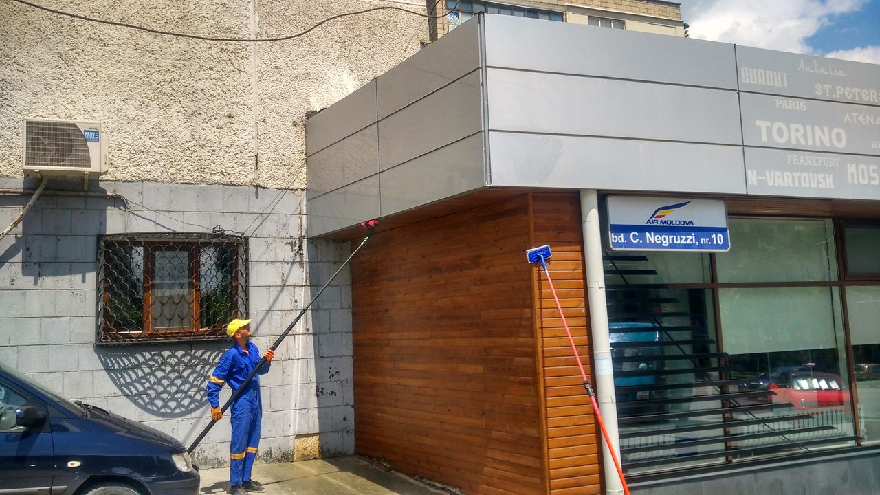 Spalarea geamurilor si fatadei, spalare ferestre, профессиональная мойка окон и фасадов foto 6