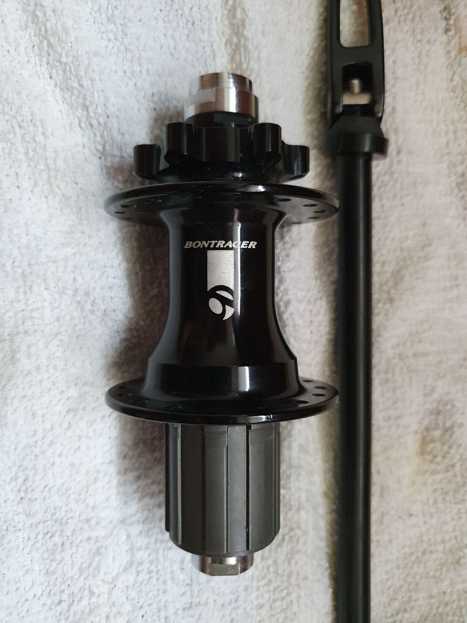 Bontrager hub 12142mm 32 spoke