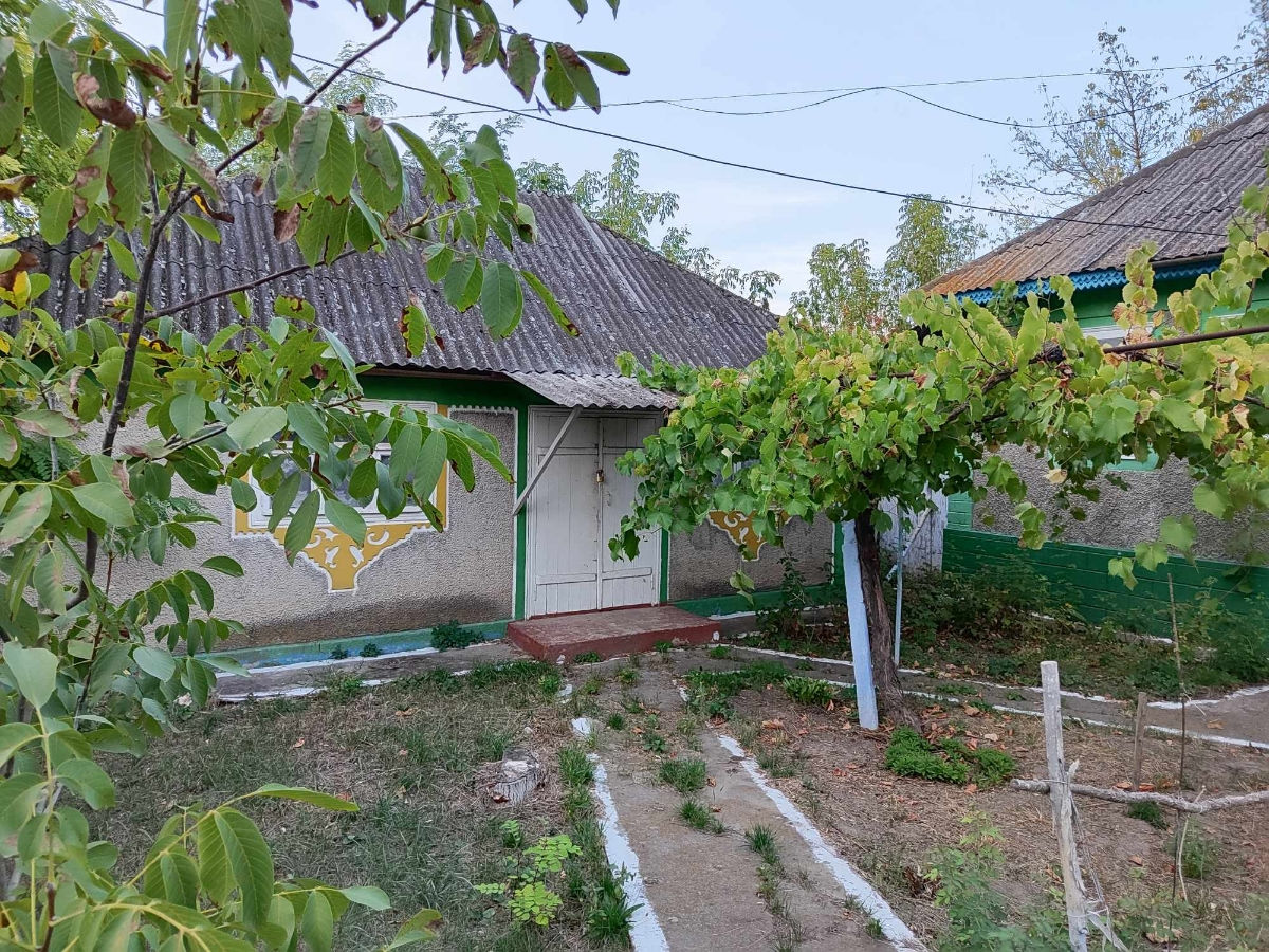 Vind casa cu pamint aferent . фото 0