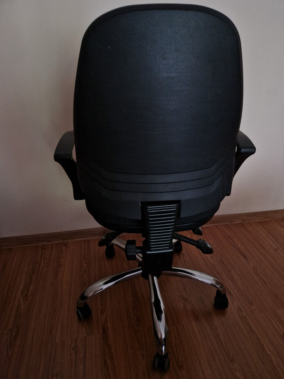 Не крутящийся офисный стул
