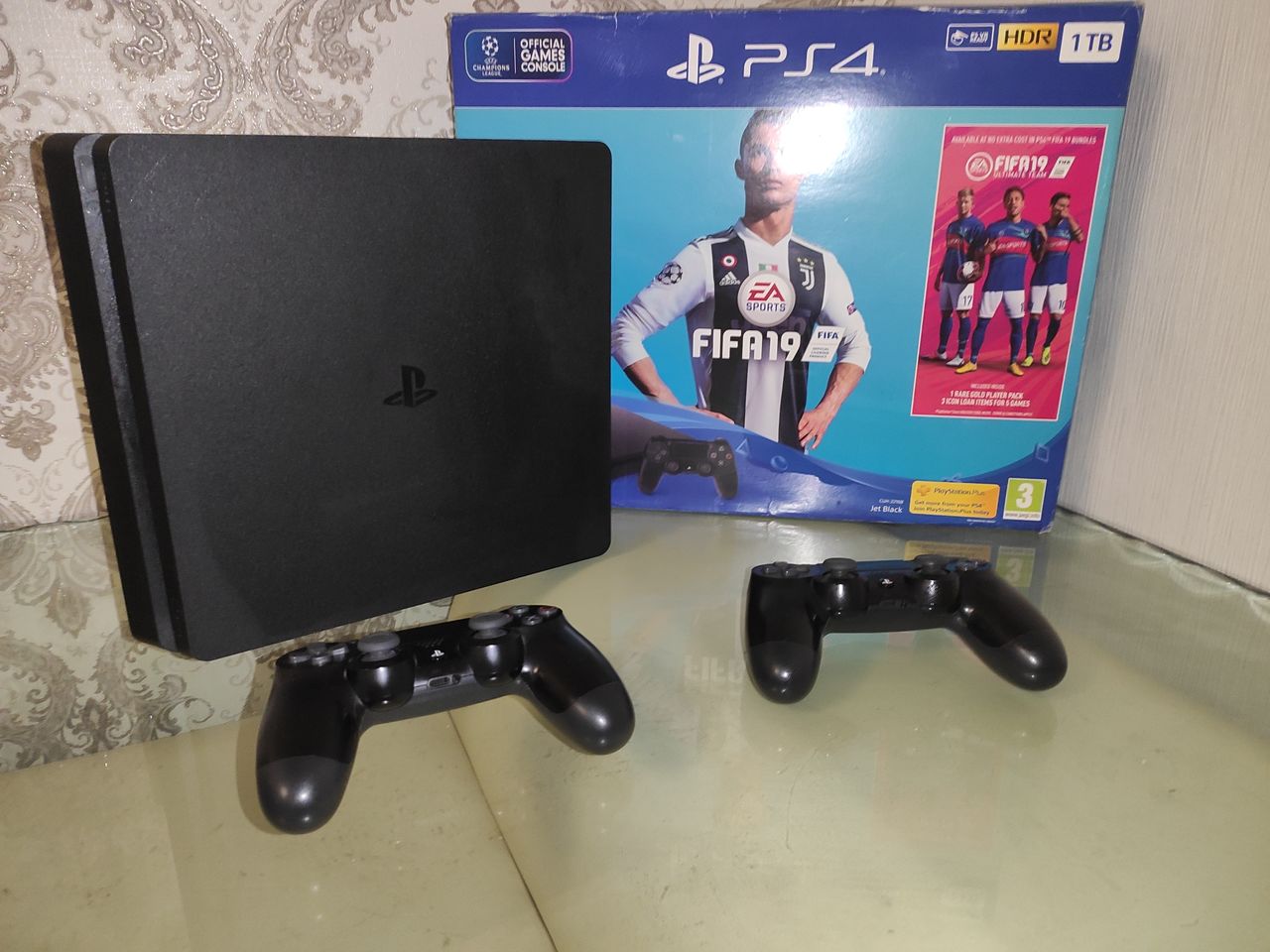 Ps4 slim 1Тб + 2 геймпада