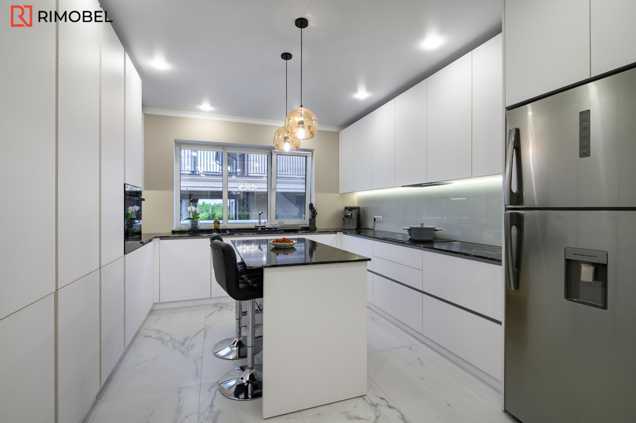 Bucătărie modernă în culoarea albă cu o peninsulă în mijloc foto 15