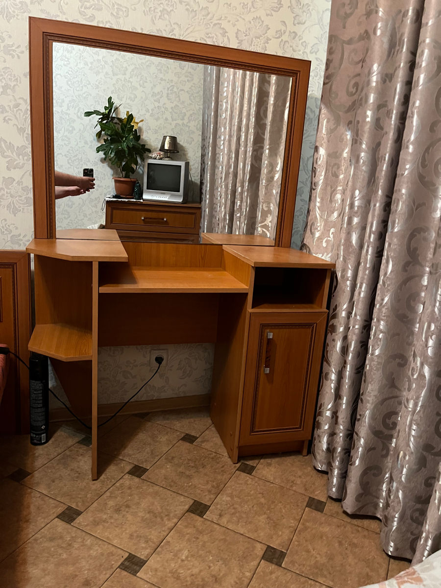 Pat dormitor, noptiere, masă de machiaj cu oglindă  foto 2