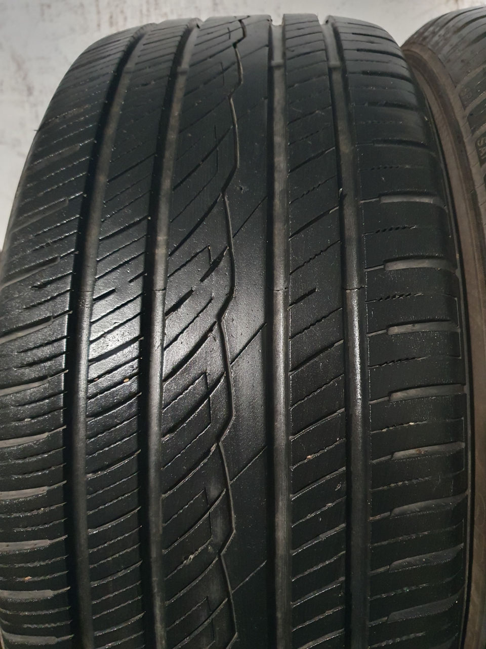 215/50/ R17- Yokohama.