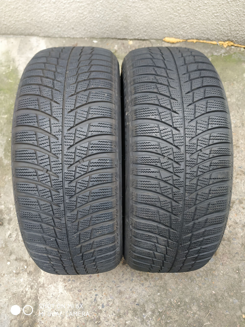 Продам два ската Bridgestone 205/55/16. Зима