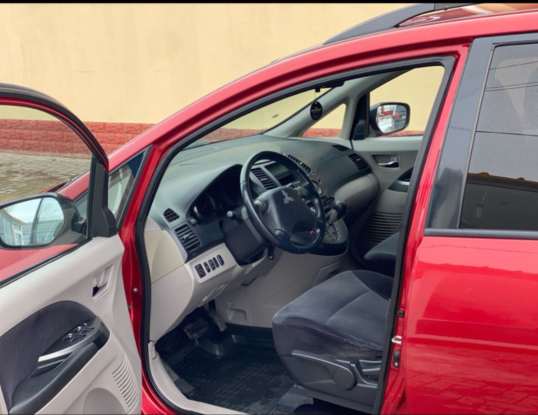 Mitsubishi Grandis foto 2