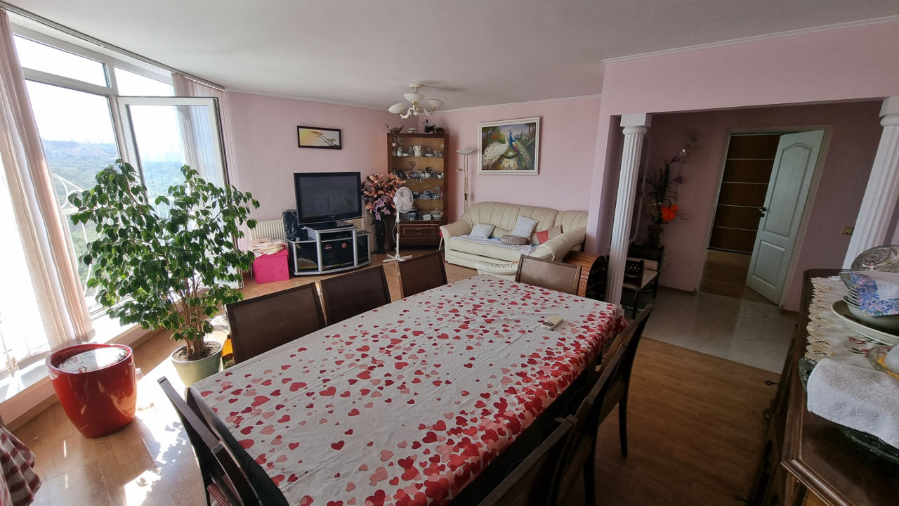 Apartament cu 3 camere, 108 m², Botanica, Chișinău foto 1