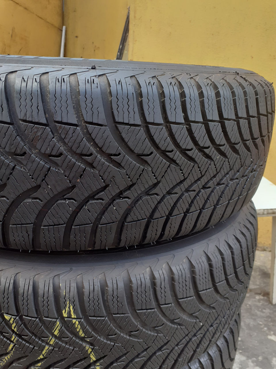 Хорошая M +S резина 215-65-R16 Michelin