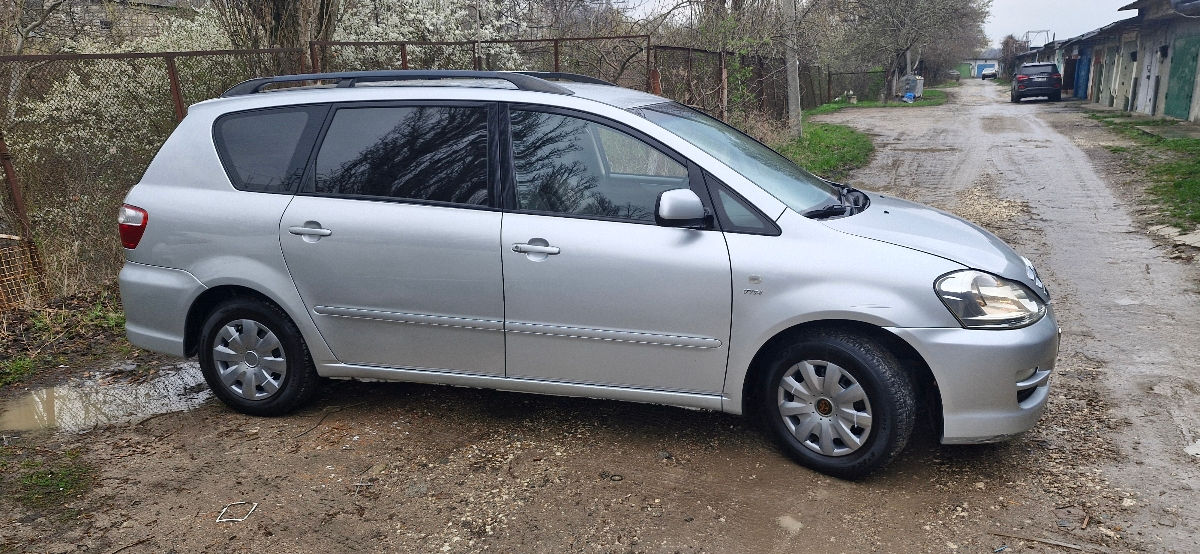 Toyota Avensis Verso фото 0