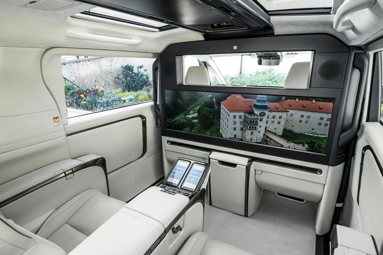 Lexus LM фото 9
