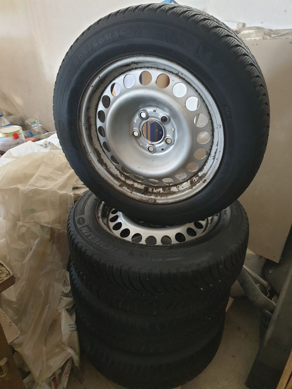 Mercedes R16 7Jx16H2 ET33 + Michelin Alpin A4 205/60 R16